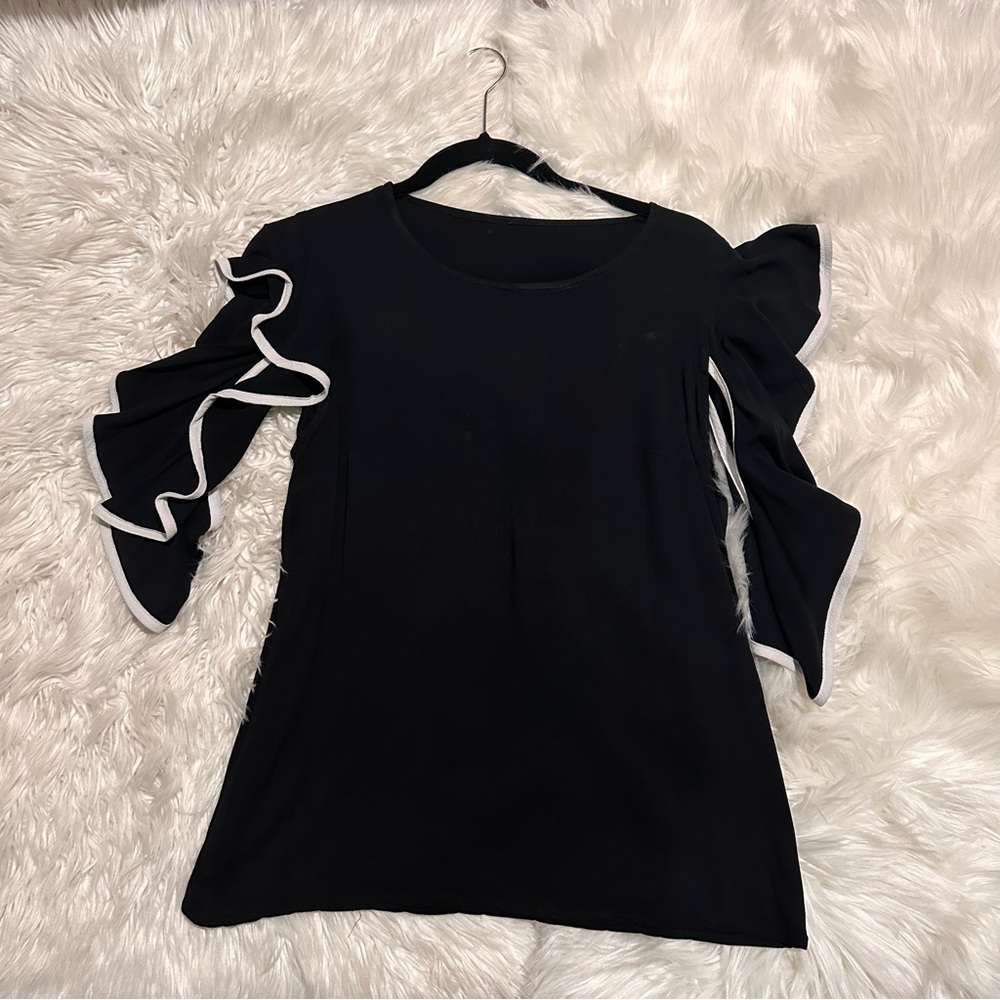 Blouse with white on sleeve
